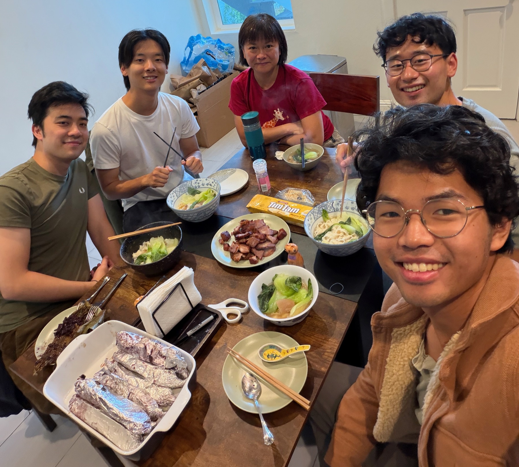 ผมหลังดัดผมเสร็จใหม่ๆ กินข้าวกับแม่และเพื่อนๆ